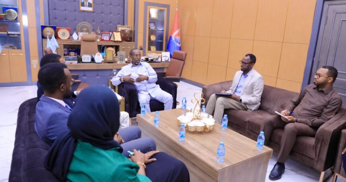 Guddoomiyaha Gobolka iyo Madaxda Wasaaradda deegaanka oo ka wada hadlay joojinta isticmaalka Bacaha