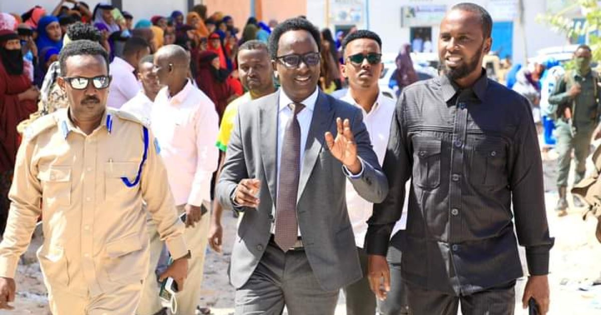 Guddoomiye Yabooh oo dhagax dhigay waddo Inter-lock la saarayo o ku taal Kaaraan