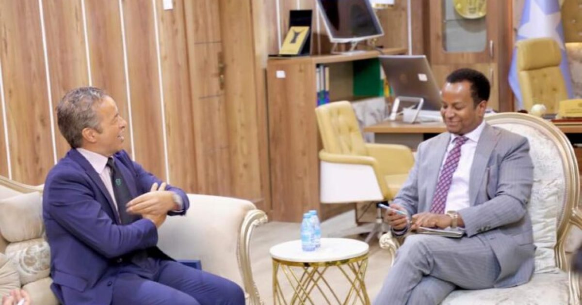 Wasiirka hawlaha guud oo qaabilay Safiirka Talyaaniga