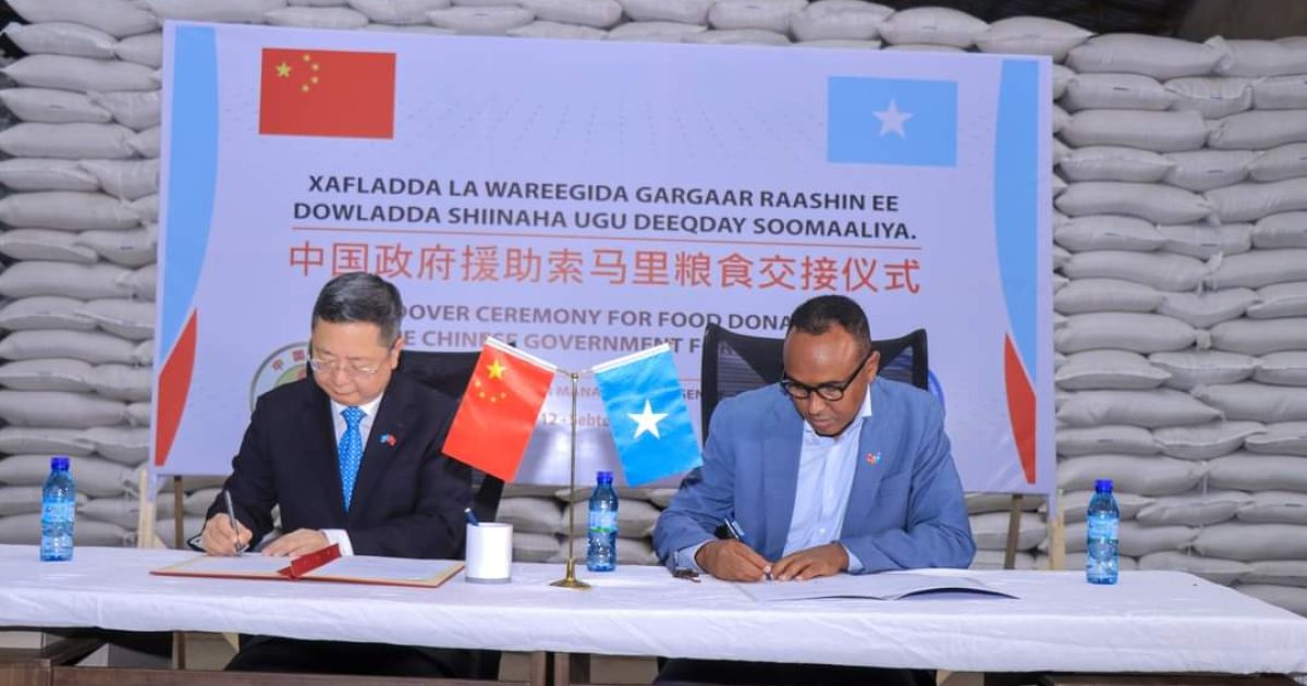 Guddoomiyaha SoDMA oo kala wareegay Safiirka Shiinaha gargaar raashin ah 