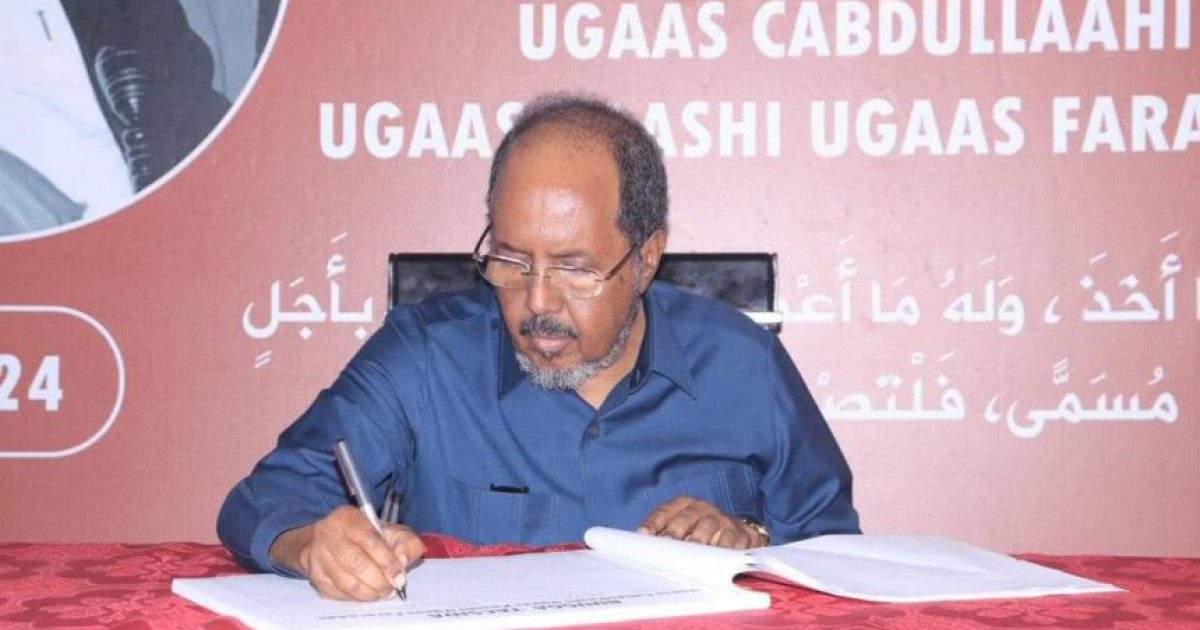 Madaxweyne Xasan Sheekh oo saxiixay buugga tacsida Ugaas Faracadde