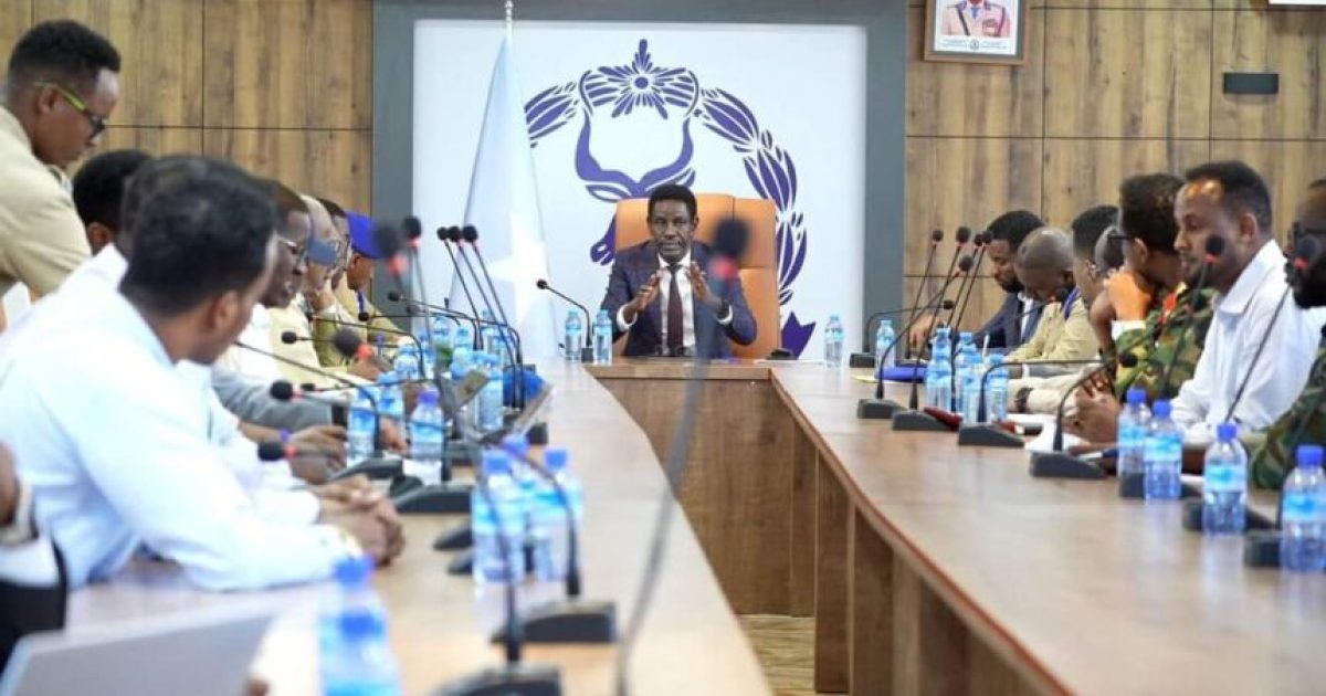 Wasiirka Amniga oo guddoomiyey shirka Xakameynta Hubka sharci darrada ah