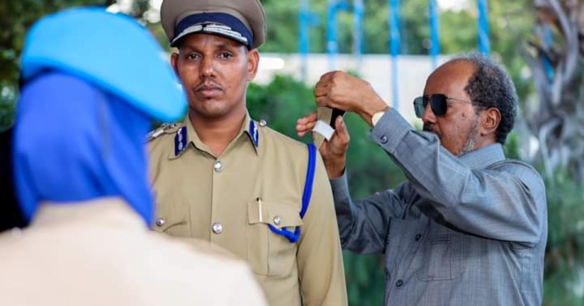 Madaxweyne Xasan Sheikh oo darajada Sareeeye Gaas u dallacsiiyay Taliyaha Ciidanka Booliska