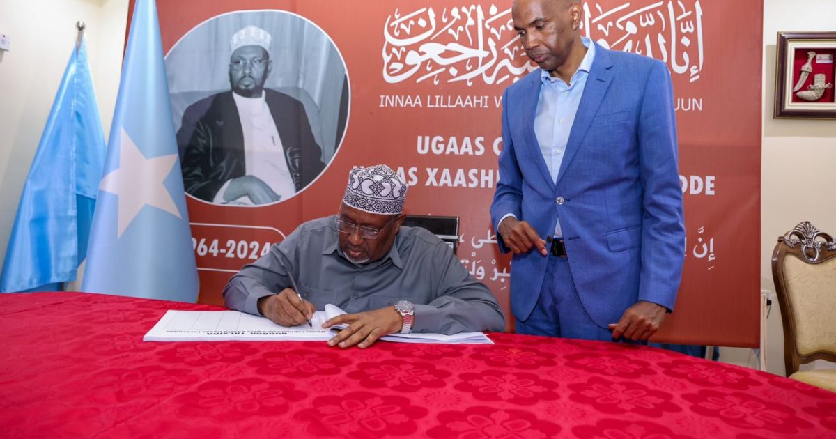 Guddoomiyaha Golaha Shacabka oo saxiixay Buugga Tacsida AUN Ugaas Faracade