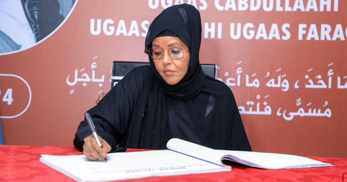 Guddoomiye Ku-xigeenka 1aad ee Golaha Shacabka oo saxiixday Buugga Tacsida AUN Ugaas Faracade