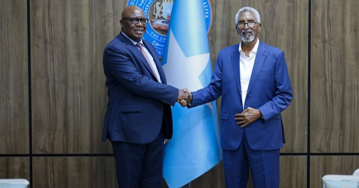 Guddoomiye Cabdi Xaashi oo qaabilay Raisedon Zenega