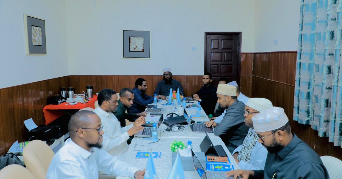 Wasiirka Diinta oo kormeeray guddiga adeegga Xajka