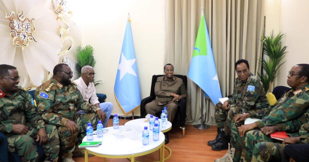 Madaxweynaha Hirshabeelle oo kulan la qaatay Saraakiil Ciidan