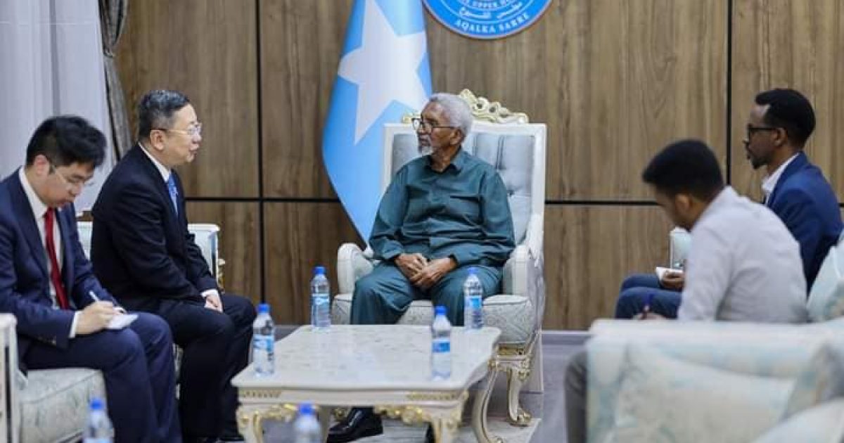 Guddoomiyaha Aqalka Sare oo qaabbilay Danjiraha Shiinaha ee Soomaaliya