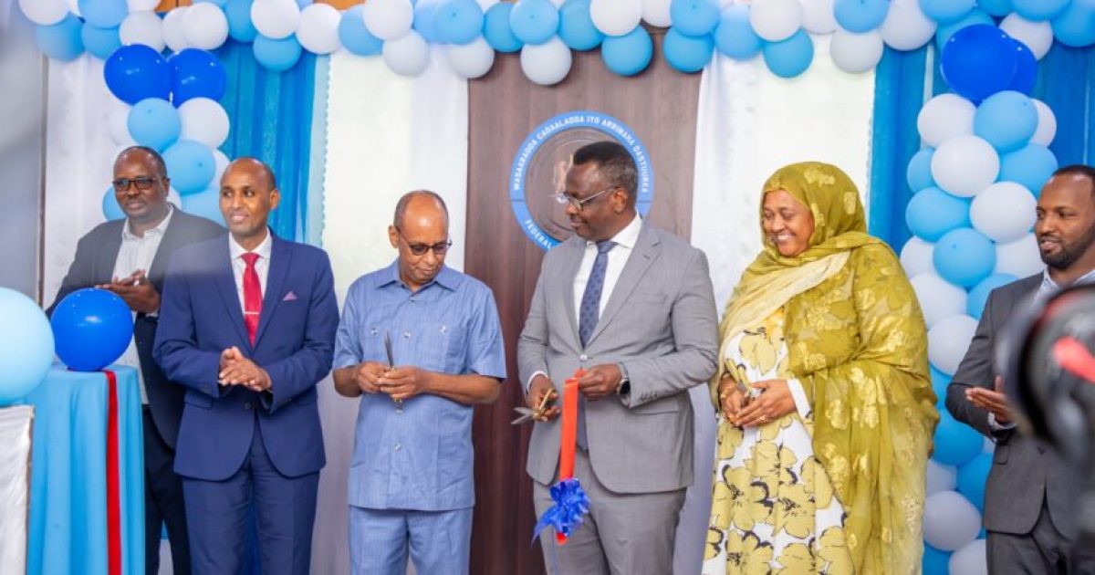 Wasiirka Cadaaladda oo xarigga ka jaray xarunta Wasaaradda oo dib u dhis lagu sameeyay