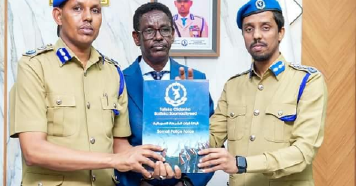 Wasiirka Amniga XFS oo xilka u kala wareejiyay Taliyaha cusub ee Ciidanka Booliska iyo Taliyihii hore