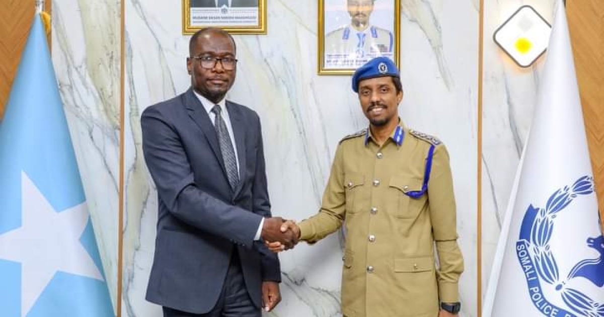 Taliyaha Booliska oo la kulmay Safiirka Sacuudiga