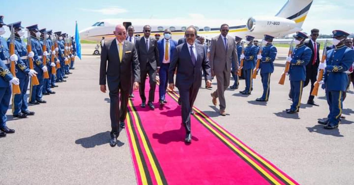 Madaxweyne Xasan Sheekh oo gaaray Dalka Uganda