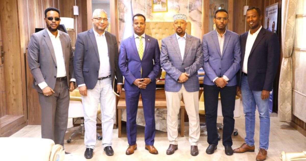 Wasiirka Howlaha Guud oo qaabilay Wafdi ka socday USAID