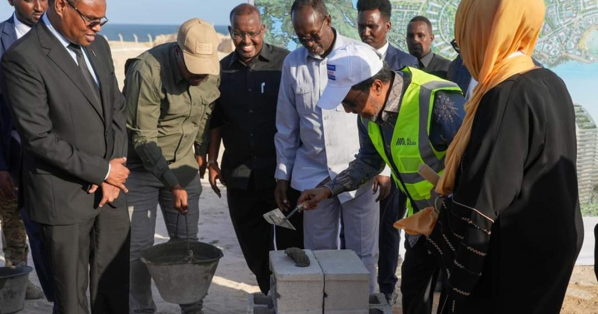 Madaxweyne Xasan Sheekh oo dhagax-dhigay xaafad casri ah