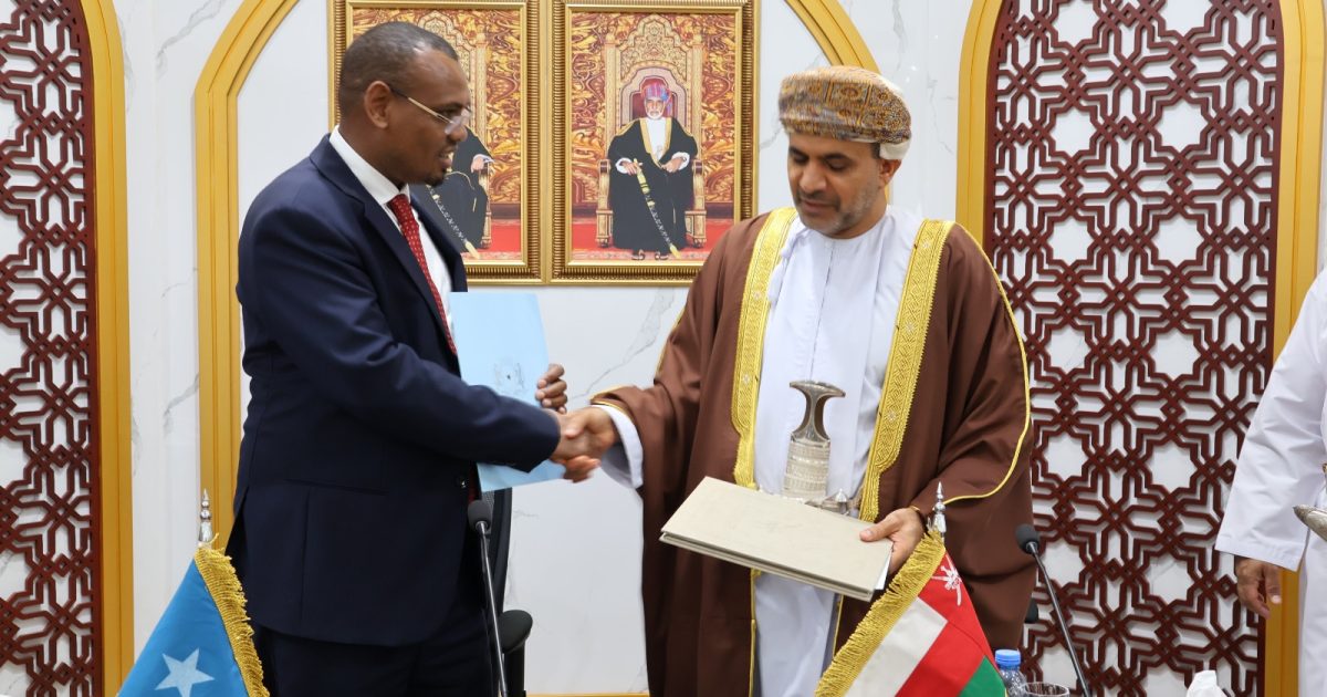 Wasiirka Xanaanada Xoolaha oo heshiis la saxiixday dhigiisa dslka Cumaan