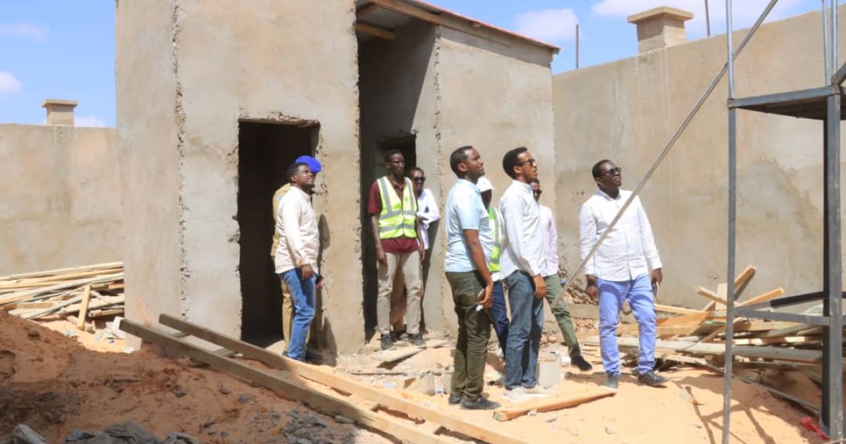 Mas’uuliyiin ka tirasan Galmudug oo kormeeray Dhismaha Saldhigga Booliiska Degmada Wisil