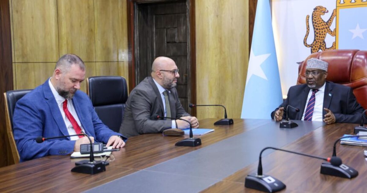 Guddoomiyaha golaha shacabka oo xafiiskiisa ku qaabbilay wakiilka UNOPS ee Soomaaliya