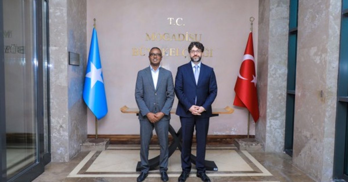 Guddoomiyaha Hay’adda SoDMA oo kulan mira dhal ah la qaatay Safiirka Turkiga