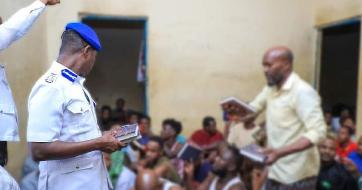 Taliska Booliska oo Kutubo Qur’aan ah u qeybiyay maxaabiista ku xiran xabsiyada Gobalka