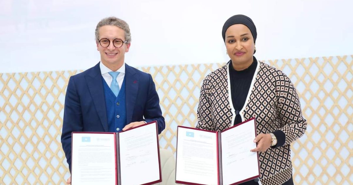 Wasiirka Deegaanka oo Saxiixday Heshiis Iskaashi oo lagu taageerayo bulshooyinka u nugul deegaanka