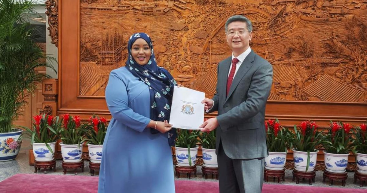 Dr. Hodan Cusmaan oo Nuqulka Aqoonsiga Danjirenimo ku wareejisay Dowladda Shiinaha