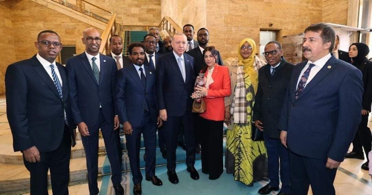 Madaxweynaha Turkiga oo xafiiskiisa ku qaabbilay Guddiga Saaxiibtinimada ee Baarlamanada labada dal