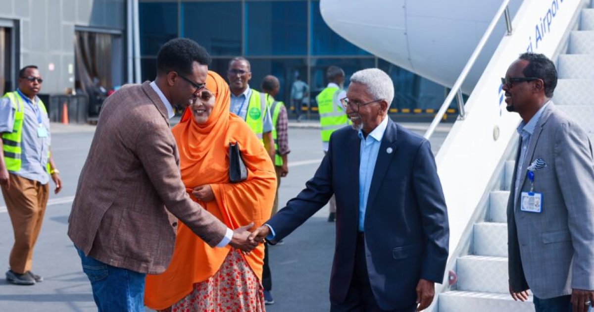 Guddoomiyaha Aqalka Sare oo dalka dib ugu soo laabtay