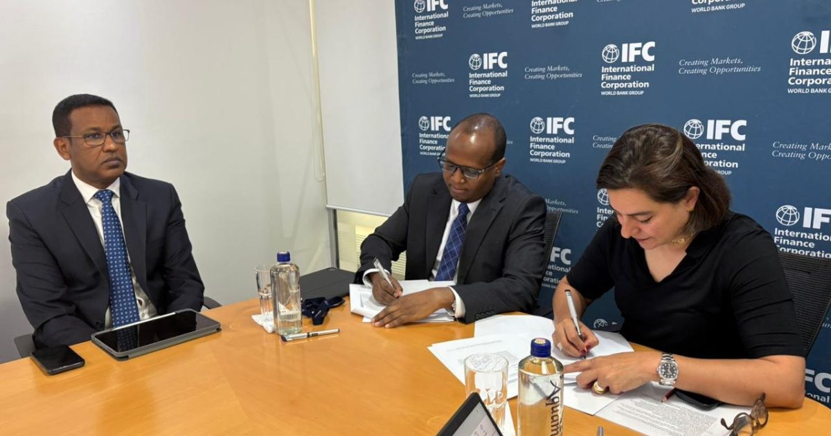 Danjire Jabril oo ka qeybgalay heshiis ay Nairobi ku kala saxiixdeen Hay’adda Isgaarsiinta Qaranka iyo Hay’adda Maaliyadda Adduunka