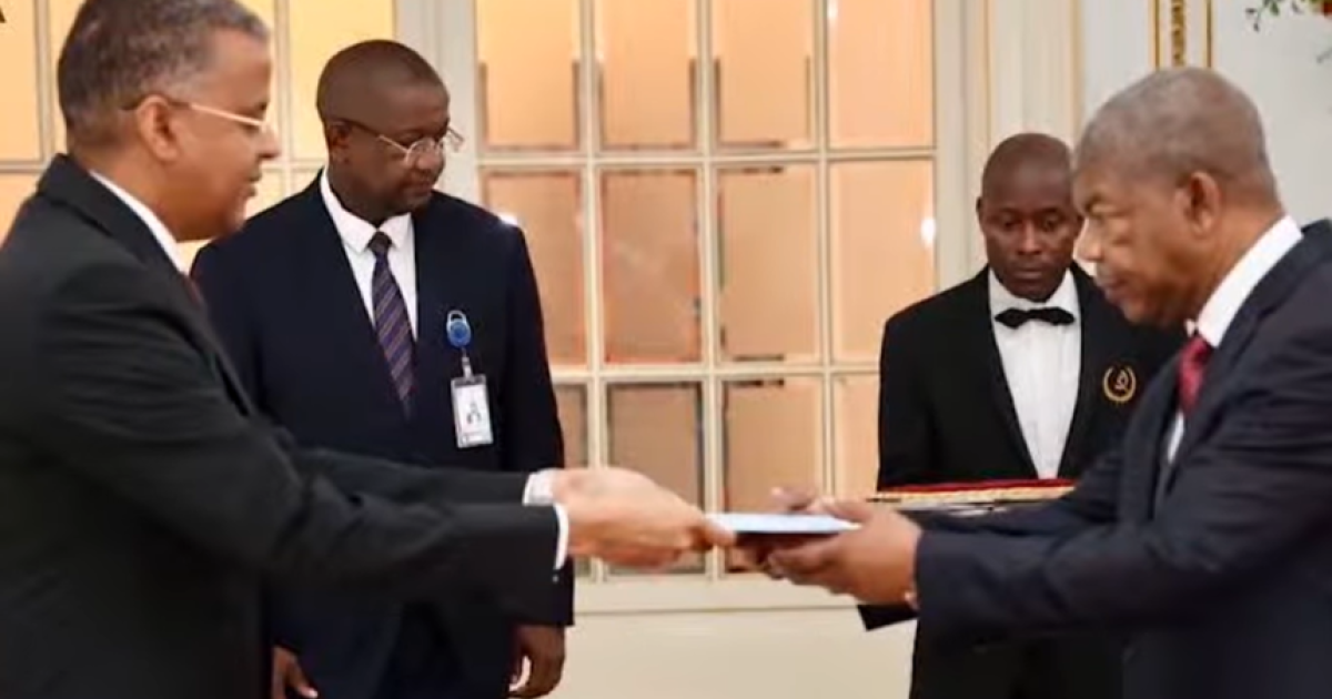 Madaxweynaha Angola oo waraaqihii aqoonsiga ka guddoomay safiirka cusub ee  Soomaaliya