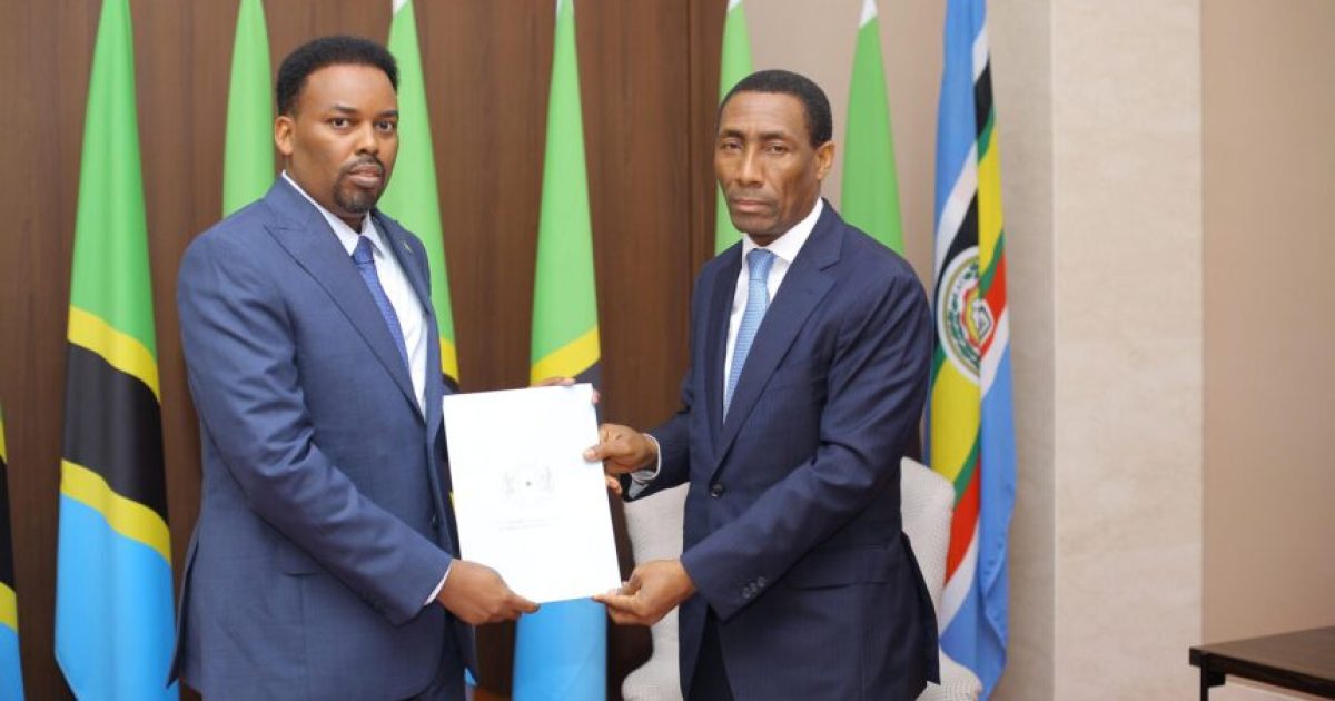 Danjire Ilyaas Cali Xasan oo waraaqihii aqoonsiga ku wareejiyay madaxda Tanzania