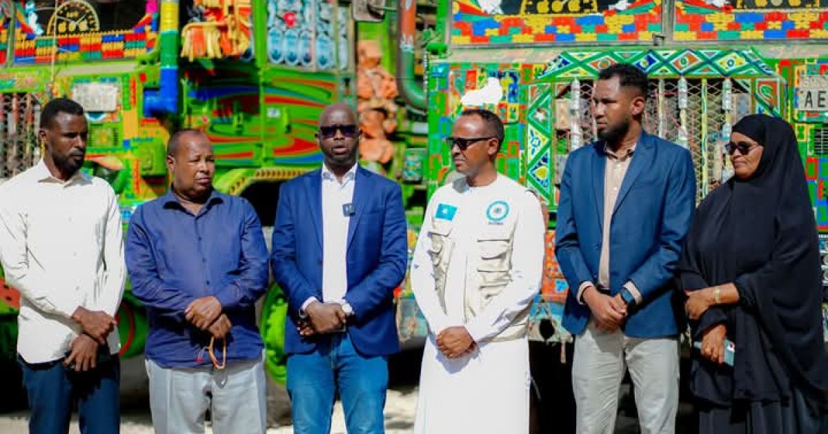 Guddoomiyaha Hay’adda SoDMA oo deeq gargaar ah ku wareejiyay Mas’uuliyiin ka tirsan Galmudug