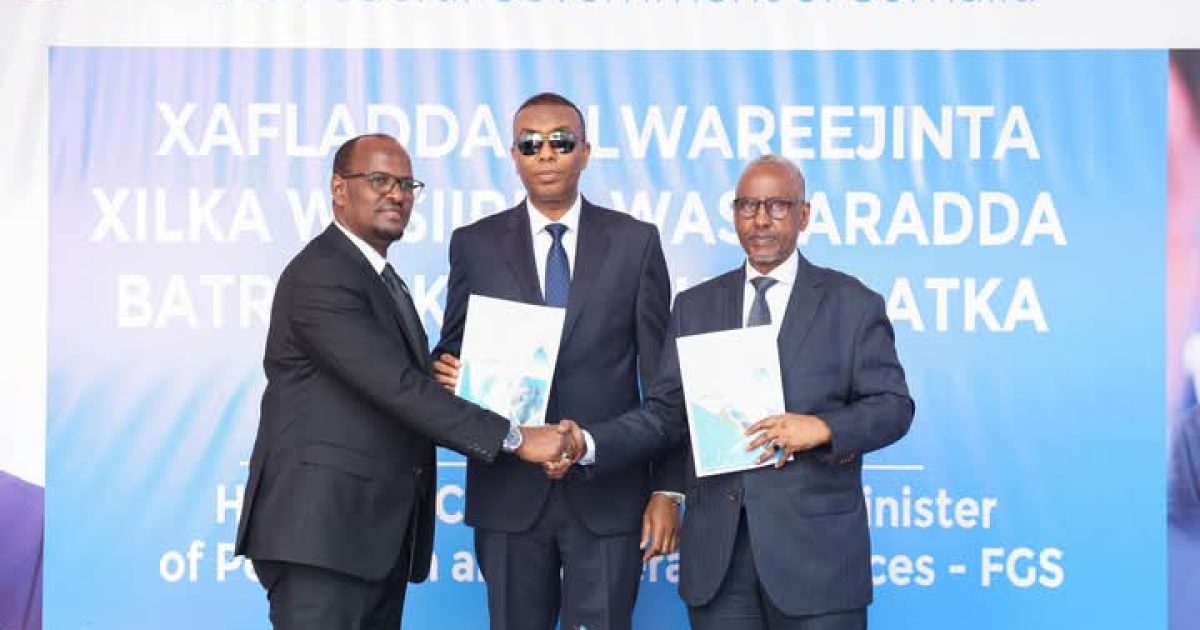 Ra’iisul Wasaare Xamsa oo xilka u kala wareejiyey Wasiirka cusub iyo Wasiirkii hore ee Batroolka iyo Macdanta