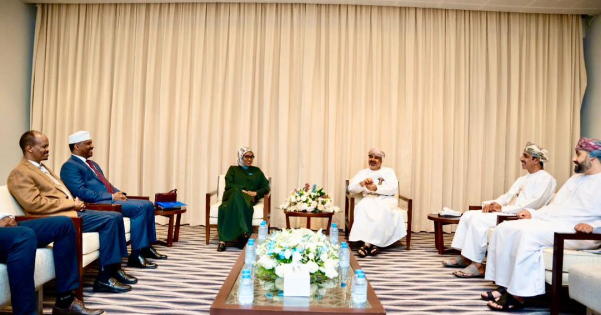 Wasiirada Gaadiidka ee Soomaaliya iyo Cumaan oo ka wada hadlay dhamayatirka Heshiiska Hawada ee Labada dal