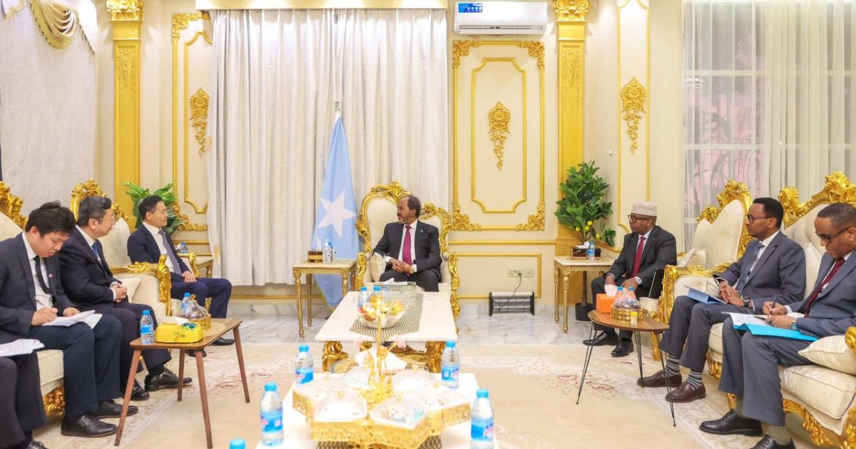 Madaxweyne Xasan Sheekh oo la kulmay ergayga gaarka ee Shiinaha u qaabilsan Geeska Afrika