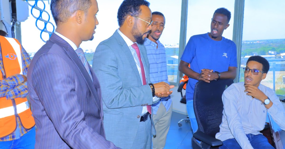 Wasiiru-dowlaha Gaadiidka XFS oo kormeeray garoonka Diyaaradaha Baydhabo