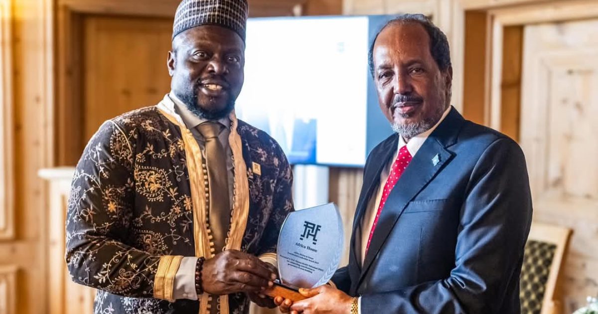 Madaxweyne Xasan Sheekh oo la guddoonsiiyey Abaalmarinta Hoggaaminta Afrika