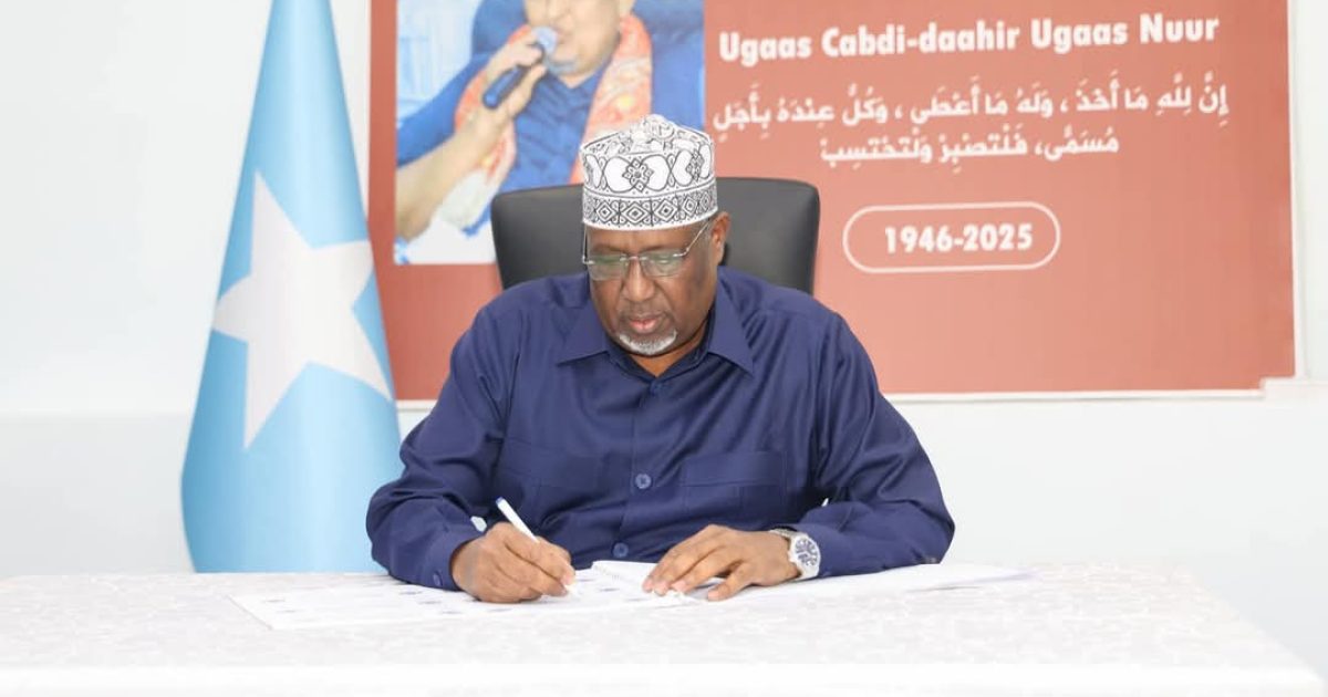 Guddoomiyaha BJFS oo saxiixay Buugga tacsida Marxuum Ugaas Cabdi-Daahir Ugaas Nuur