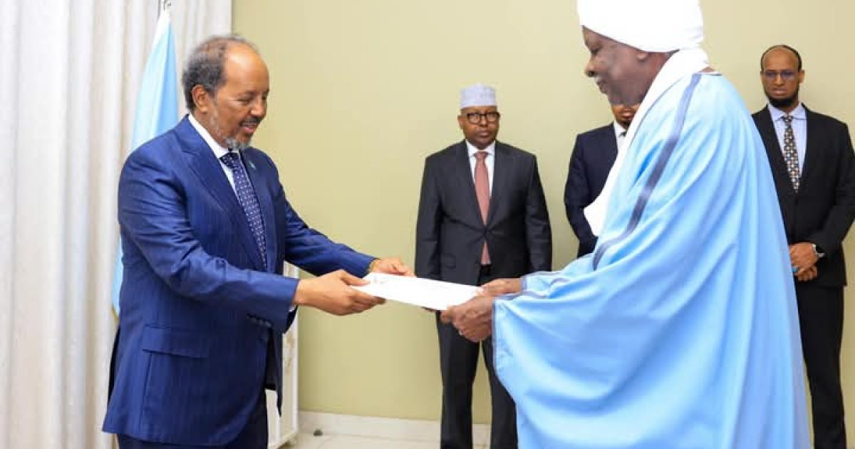 Madaxweynaha JFS oo warqadaha aqoonsiga ka guddoomay Danjireyaal cusub