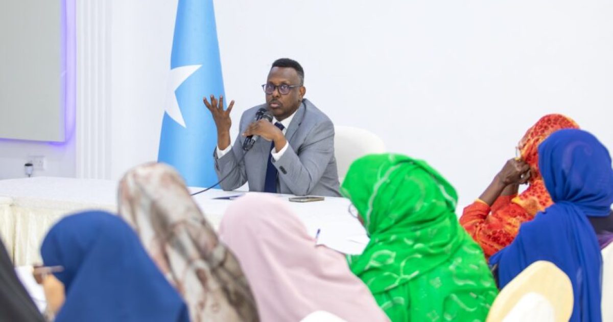 Wasiirka arrimaha Dastuurka XFS oo kulan la qaatay Ururrada haweenka Soomaaliyeed 