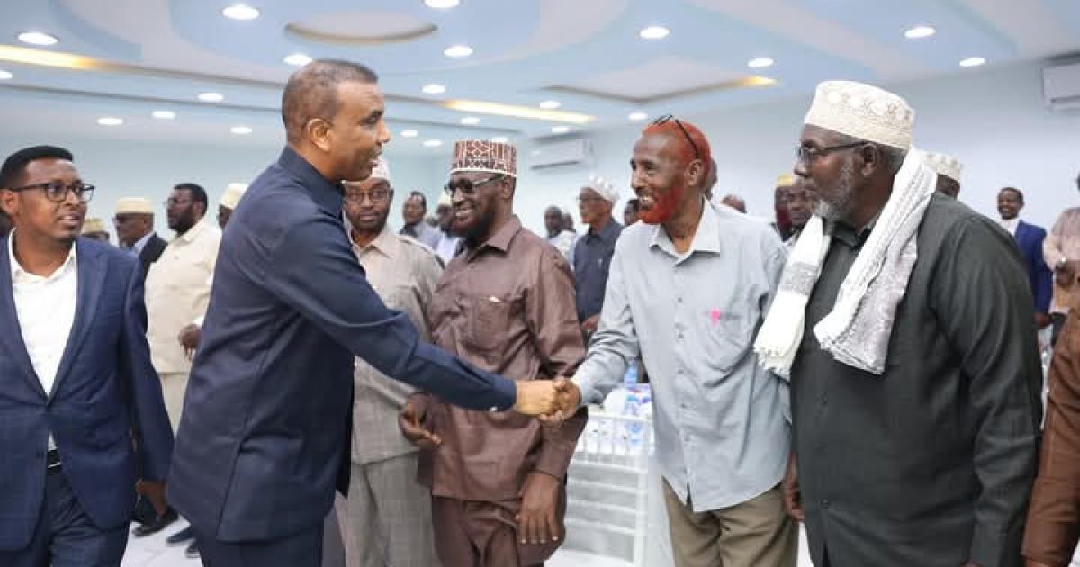 Ra’iisul Wasaaraha Soomaaliya oo tacsi ugu tagay Qoyska Ugaas Cabdi-Daahir Ugaas Nuur