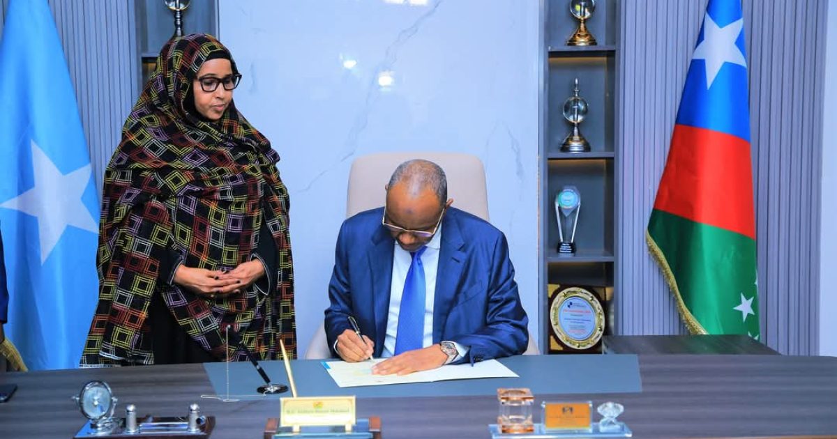 Madaxweynaha koofur Galbeed Soomaaliya oo saxiixay sharciga Nadaafada ee KGS 