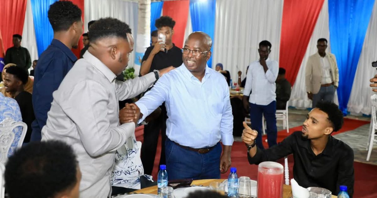 Duqa Caasimadda oo casho sharaf u sameeyay dhallinyarada sameynta ku leh Baraha Bulshada