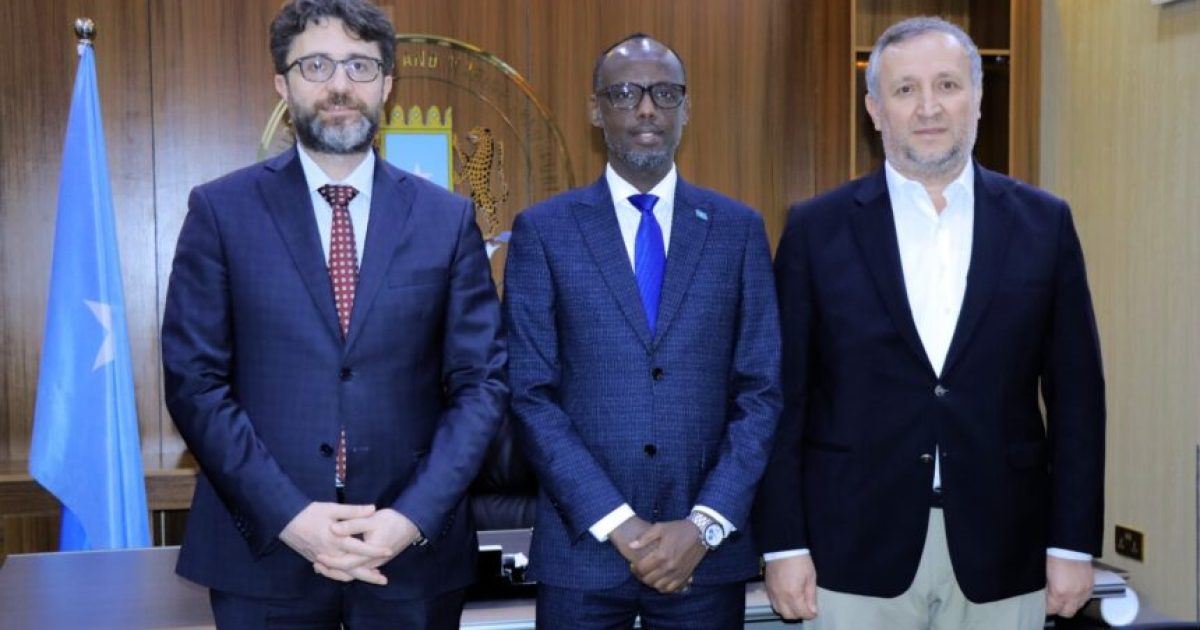 Wasiirka Dekedaha XFS oo kulan la yeeshay Safiirka Turkiga ee Soomaaliya
