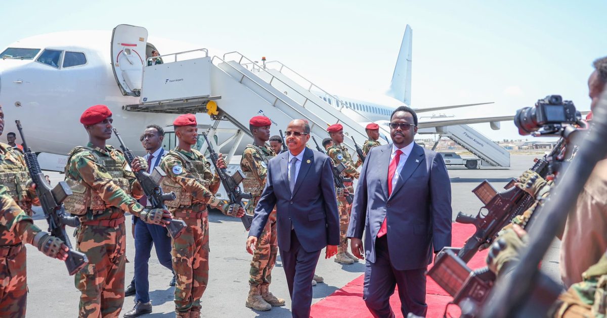 Guddoomiyaha Midowga Afrika  oo lagu soo dhaweeyay Muqdisho