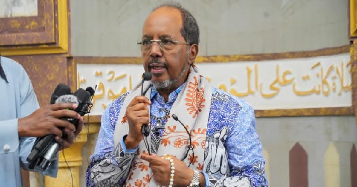 Madaxweyne Xasan Sheekh oo Salaadda Ciida kula oogay kumanaan shacab ah Masjidka Isbaheysiga Islaamka