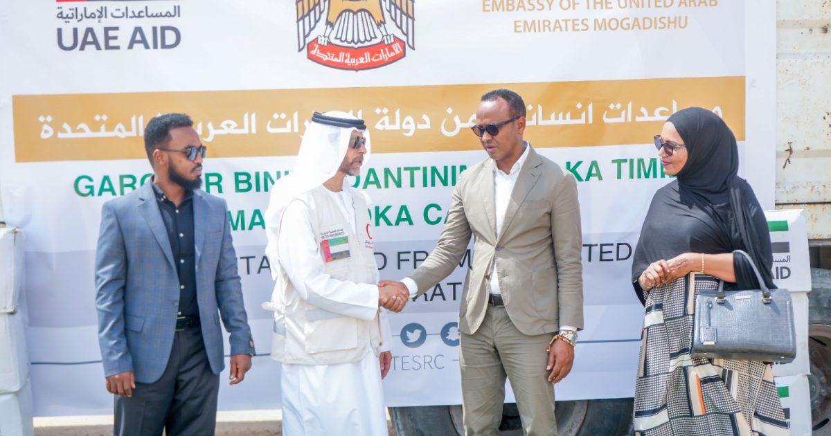 Guddoomiyaha Hay’adda SoDMA deeq raashin ah ka Guddoomay Safiirka Imaaraadka Carabta