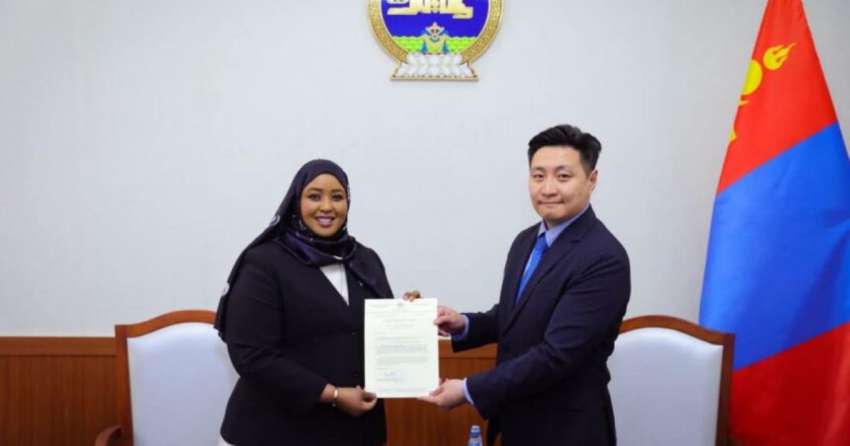 Safiirka Jamhuuriyadda Federaalka Soomaaliya ee Mongolia oo Nuqulka Warqadaha Aqoonsiga Gudbisay