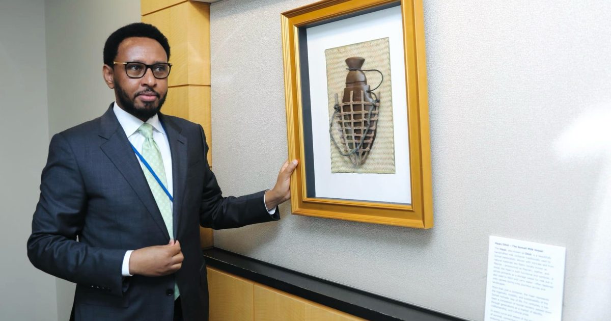 Wasiirka Maaliyadda XFS oo Bankiga Adduunka ku wareejiyay Astaan dhaqan