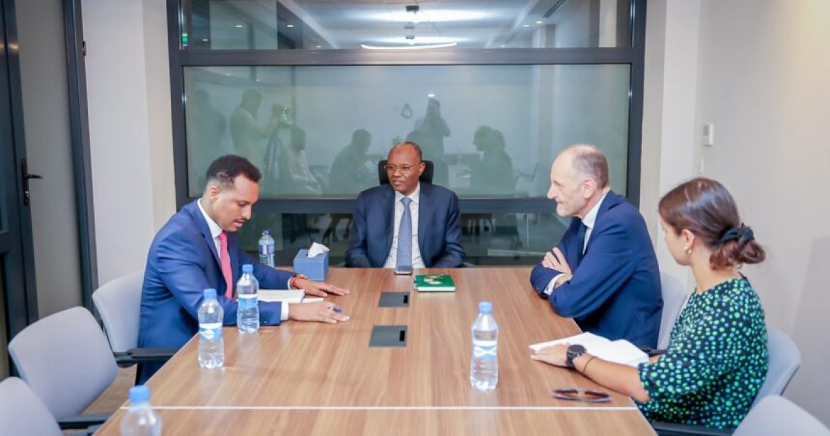 Madaxweyne laftagareen oo la kulmay danjiraha Ingiriiska ee Soomaaliya